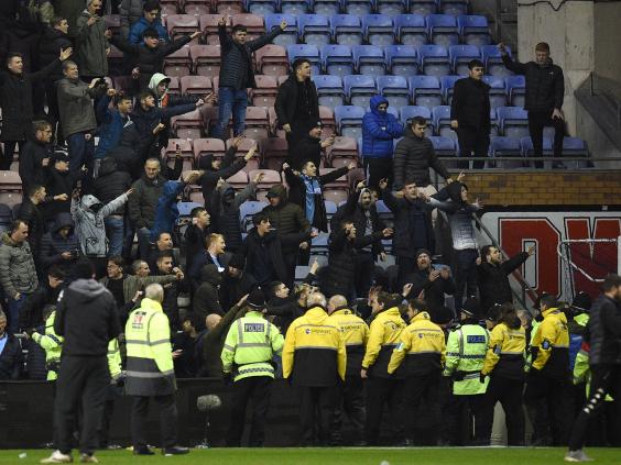 عکس؛ گزارشی از درگیری پپ گواردیولا و سرمربی ویگان