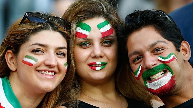 از بلاتکلیفی خانوادهها پشت در استادیوم تا حضور استاندار تهران در ورزشگاه؛ درهای آزادی باز شد!