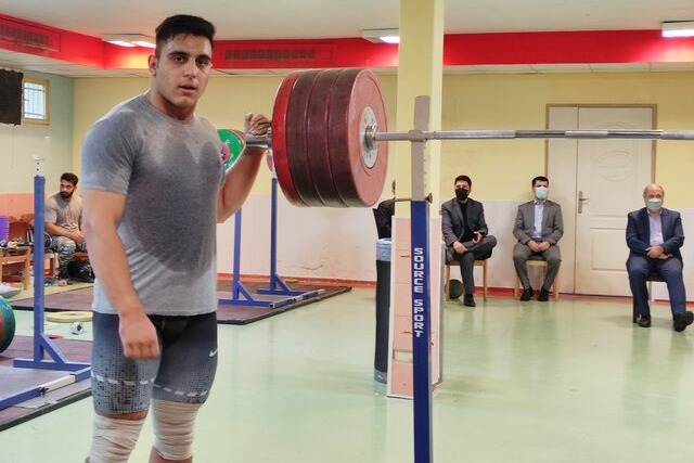 قهرمان وزنهبرداری جهان: آب برای خوردن نداشتیم اما توجهی نشد!