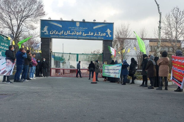 حواشی جلسه هیات رییسه فدراسیون فوتبال/ تجمع معترضین برای شکایت از یک عضو هیات رییسه