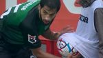 اقدام جالب بازیکن در لیگ روسیه برای خشک کردن توپ