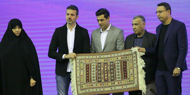 اهدای گل به سرمربی استقلال توسط کودکان کار و تقدیر از استراماچونی در همایش کلینیک فوتبال