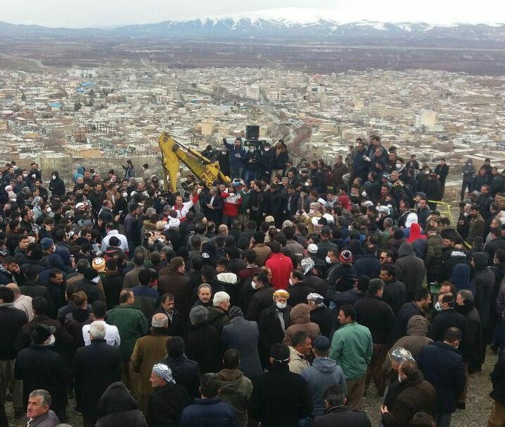 گزارش تصویری/ صبح امروز مراسم تشییع پیکر سیامند رحمان برگزار شد و پیکر او در ارتفاعات قلاتوک اشنویه به خاک سپرده شد.