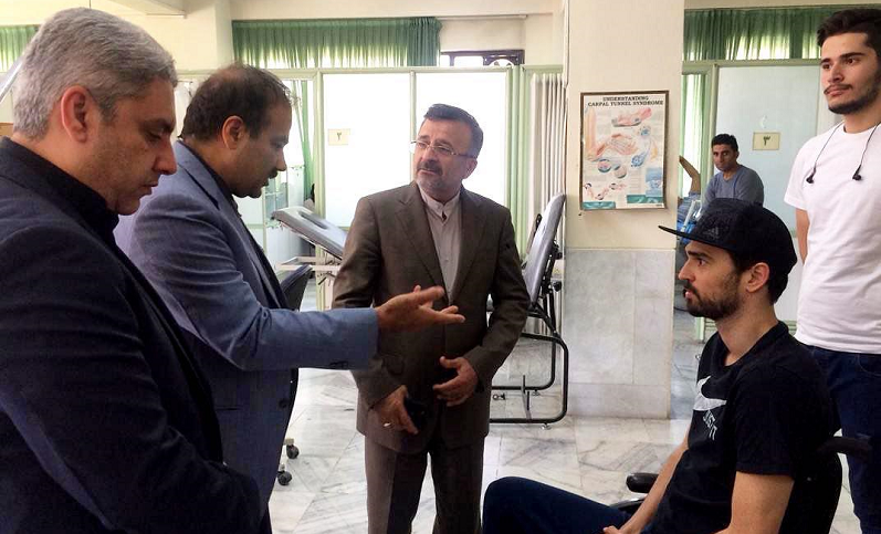دیدار و عذرخواهی داورزنی از مدافع مصدوم استقلال