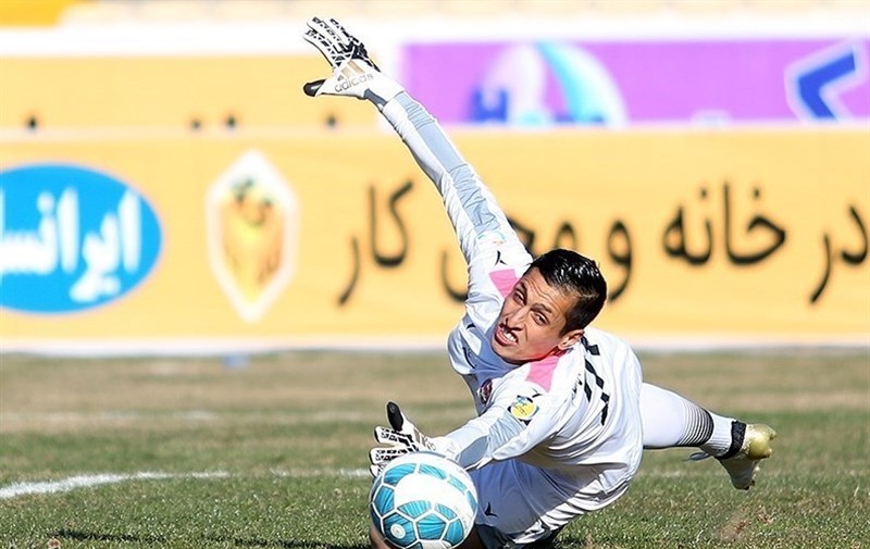دوری یک ماهه دروازهبان پدیده از میادین فوتبال