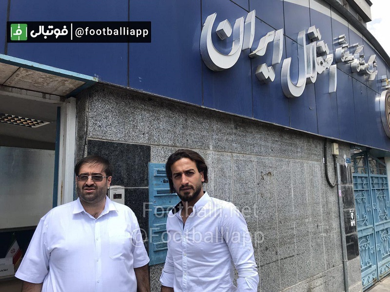 روحالله باقری برای فسخ قراردادش در محل ساختمان باشگاه استقلال حاضر شد
