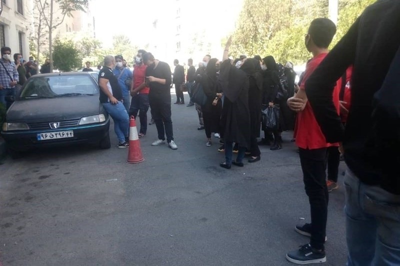 شعار هواداران ناراضی علیه سرپرست پرسپولیس و صحبتهای رسولپناه با آنها