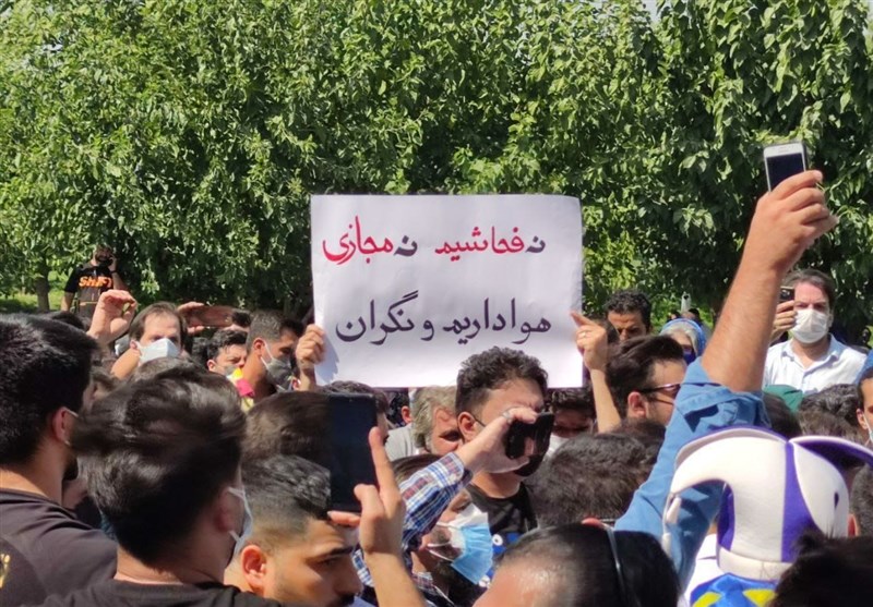 افزایش شمار معترضان و حضور نیروی انتظامی/ پاسخ هواداران استقلال به اظهارات فکری (عکس)