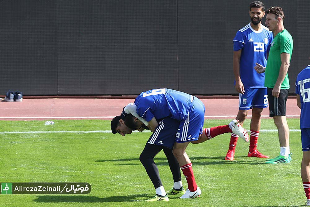 عکس نوشت: عليرضابيرانوند احتمالا اين نكته را نمي داند كه در كشتي حريف شماليها نمي شود. سعيد عزت الهي در چشم به هم زدني بيرو را روي پل برد تا دروازه بان تيم ملي اينگونه مات شود.