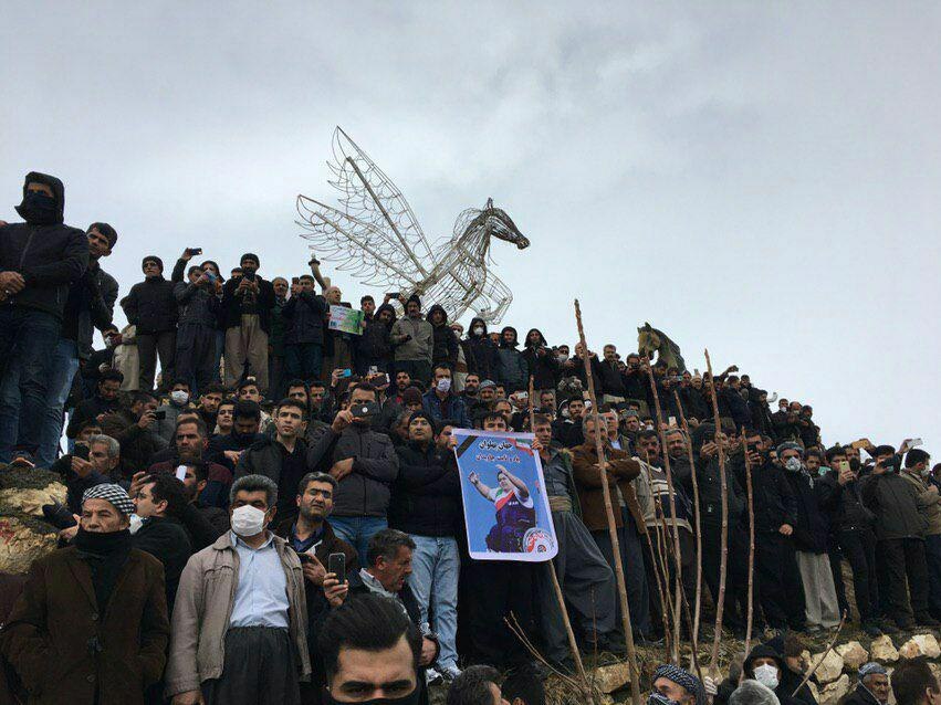 گزارش تصویری/ صبح امروز مراسم تشییع پیکر سیامند رحمان برگزار شد و پیکر او در ارتفاعات قلاتوک اشنویه به خاک سپرده شد.