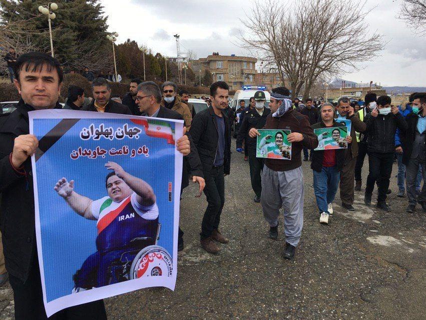 گزارش تصویری/ صبح امروز مراسم تشییع پیکر سیامند رحمان برگزار شد و پیکر او در ارتفاعات قلاتوک اشنویه به خاک سپرده شد.