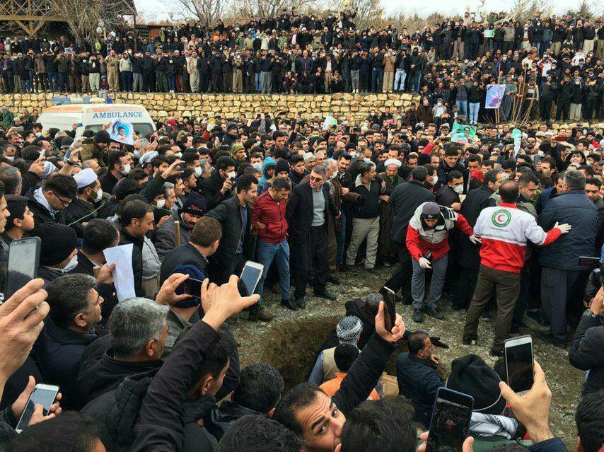 گزارش تصویری/ صبح امروز مراسم تشییع پیکر سیامند رحمان برگزار شد و پیکر او در ارتفاعات قلاتوک اشنویه به خاک سپرده شد.