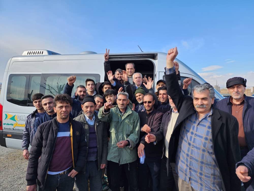 حضور پیمان یوسفی و علی فتح الله زاده در خوی برای کمک به زلزله زدگان