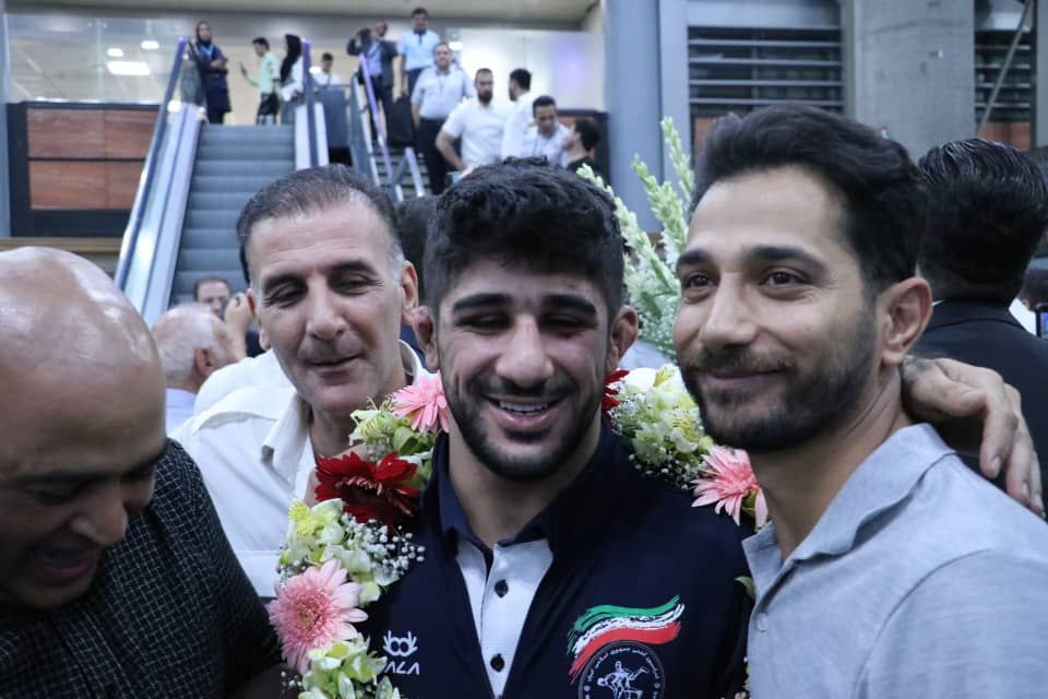 گزارش تصویری/ بازگشت سومین گروه ورزشی اعزامی از پاریس به ایران
