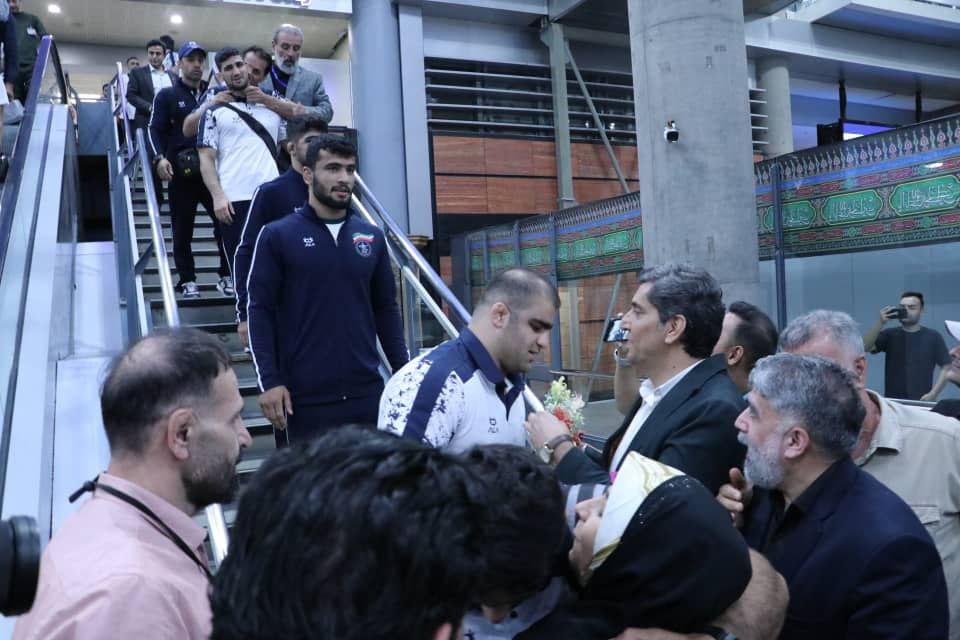 گزارش تصویری/ بازگشت سومین گروه ورزشی اعزامی از پاریس به ایران