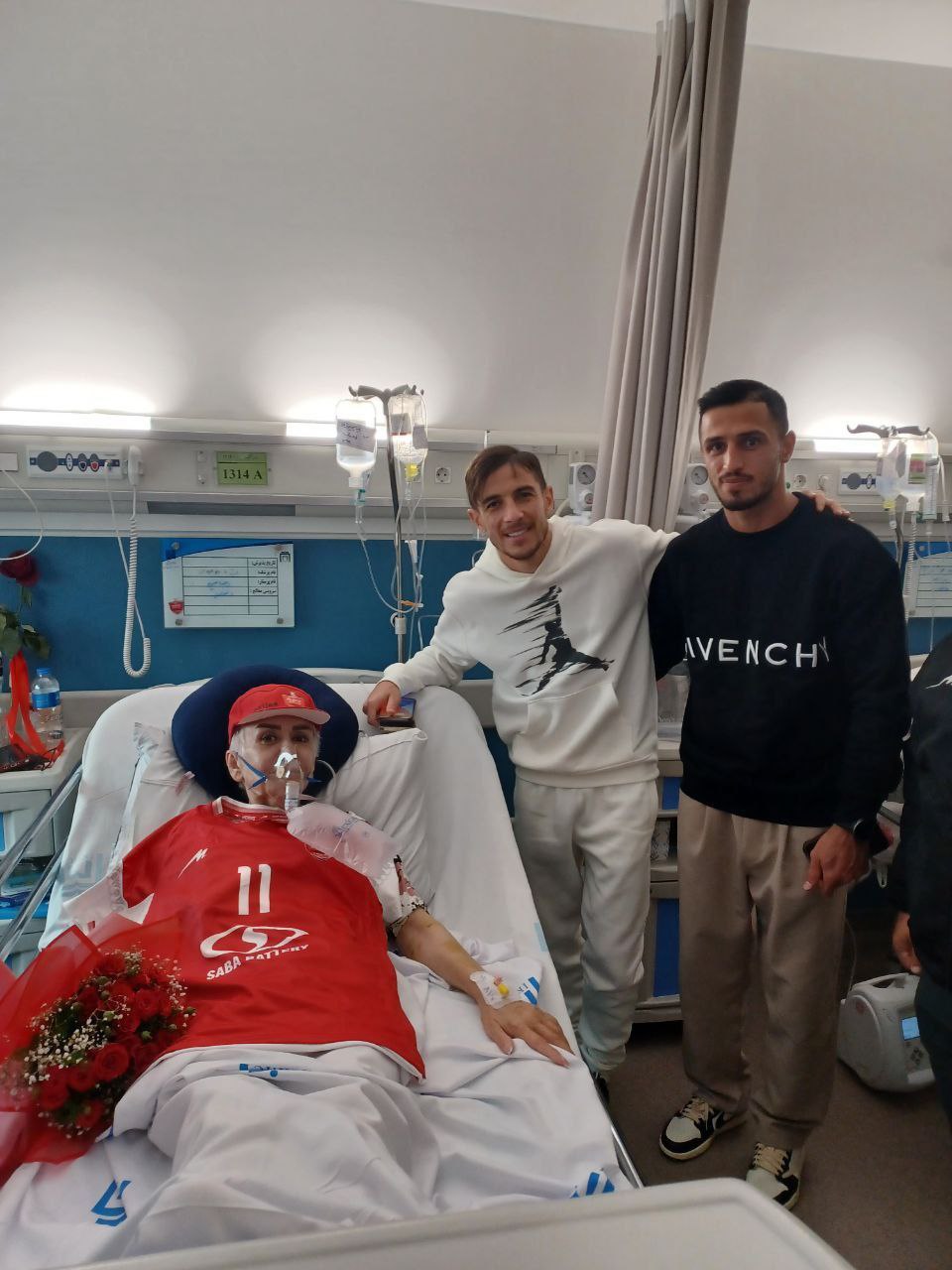 مدیرعامل و نمایندگان بازیکنان پرسپولیس بر بالین هوادار بانو