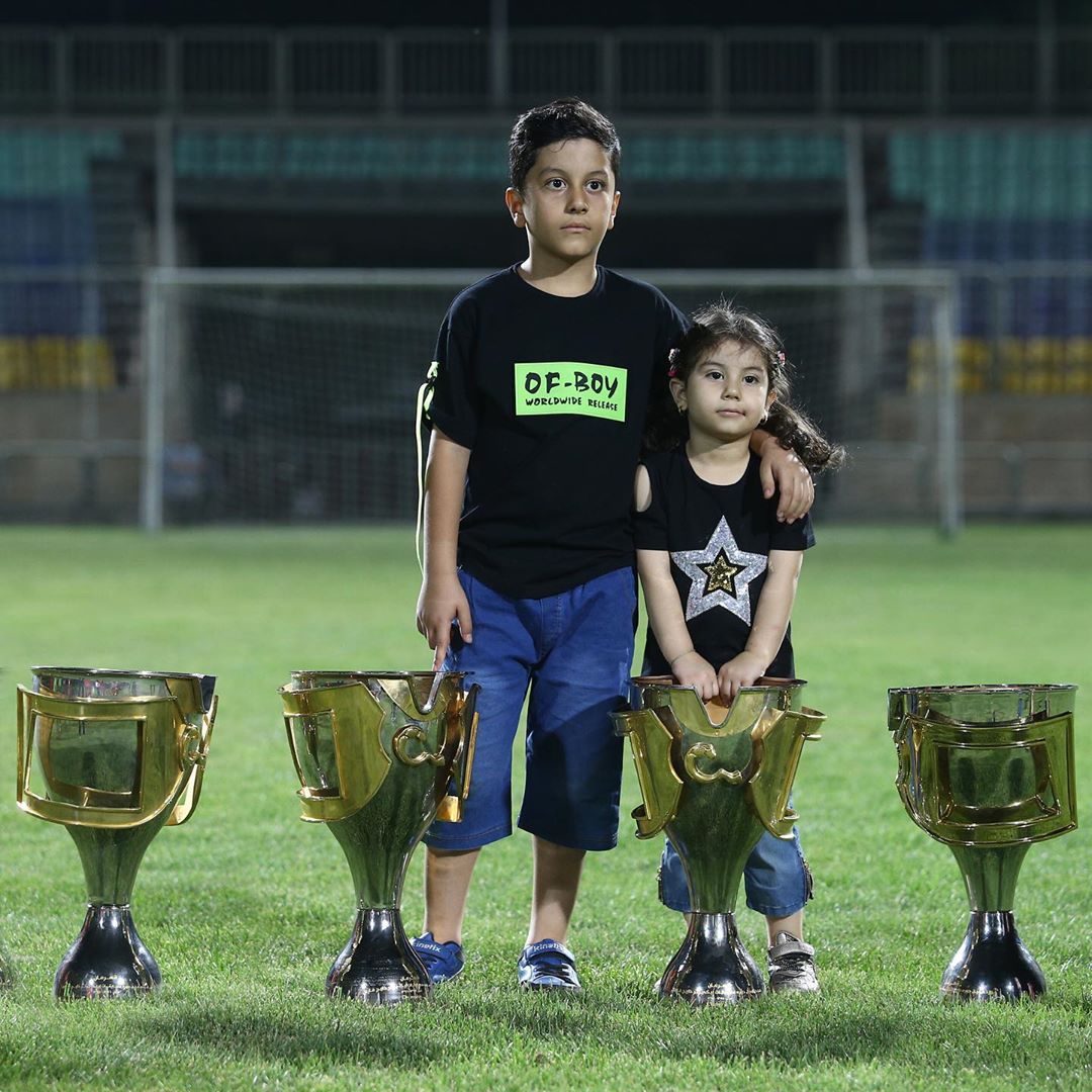 فرزندان بازیکنان و کادر فنی پرسپولیس در کنار جام قهرمانی