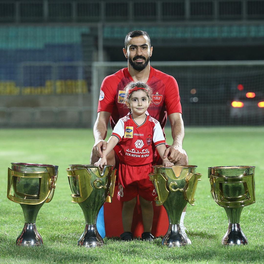 فرزندان بازیکنان و کادر فنی پرسپولیس در کنار جام قهرمانی