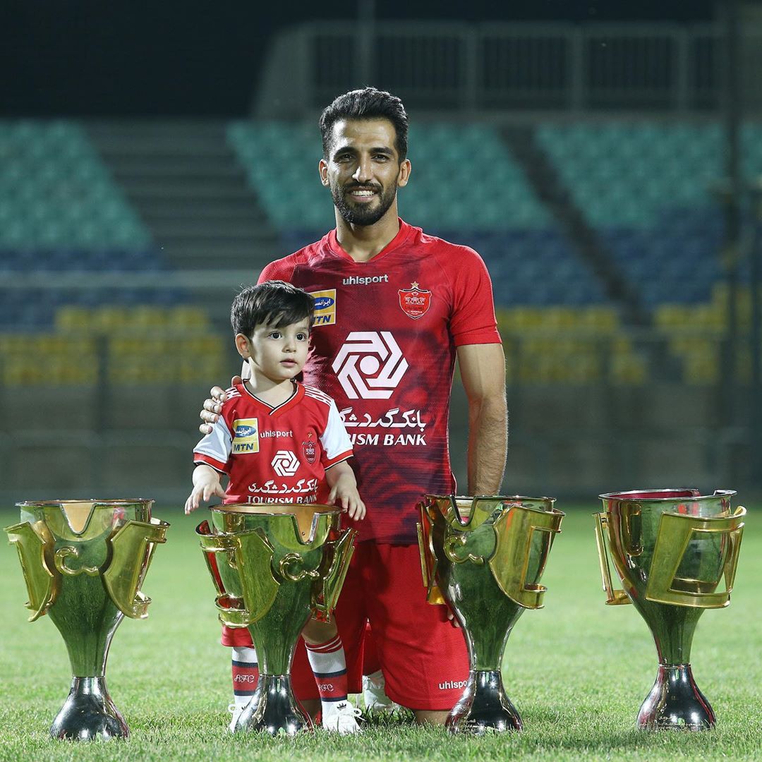 فرزندان بازیکنان و کادر فنی پرسپولیس در کنار جام قهرمانی