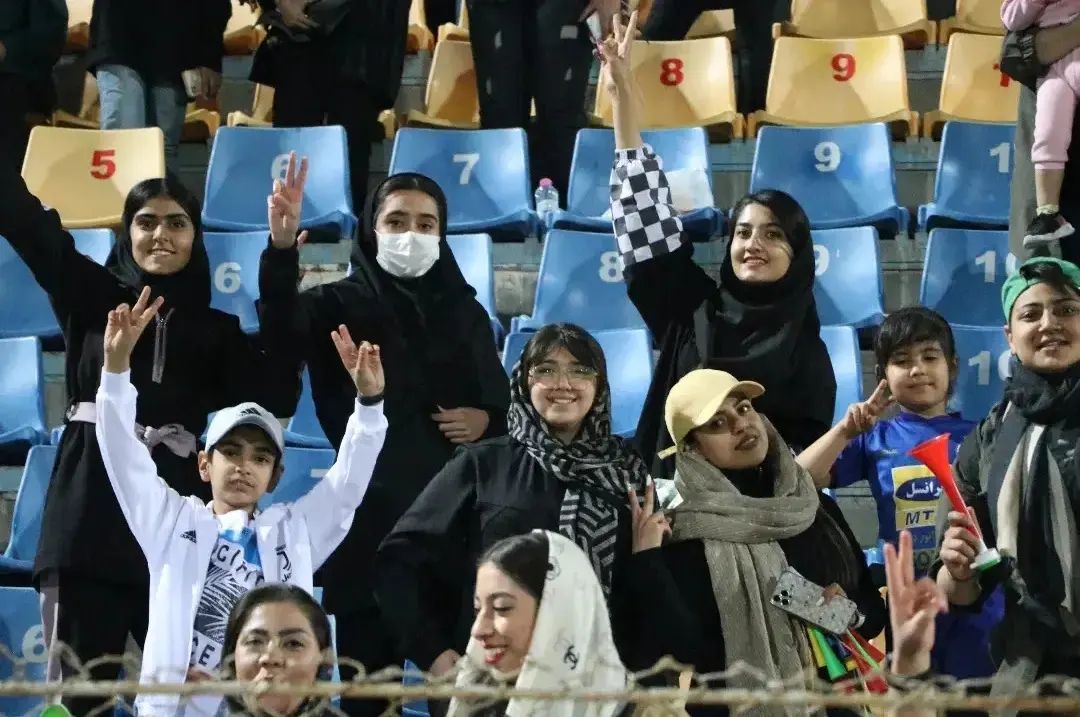 سنگ‌تمام دختران سیرجانی در ورزشگاه (عکس)