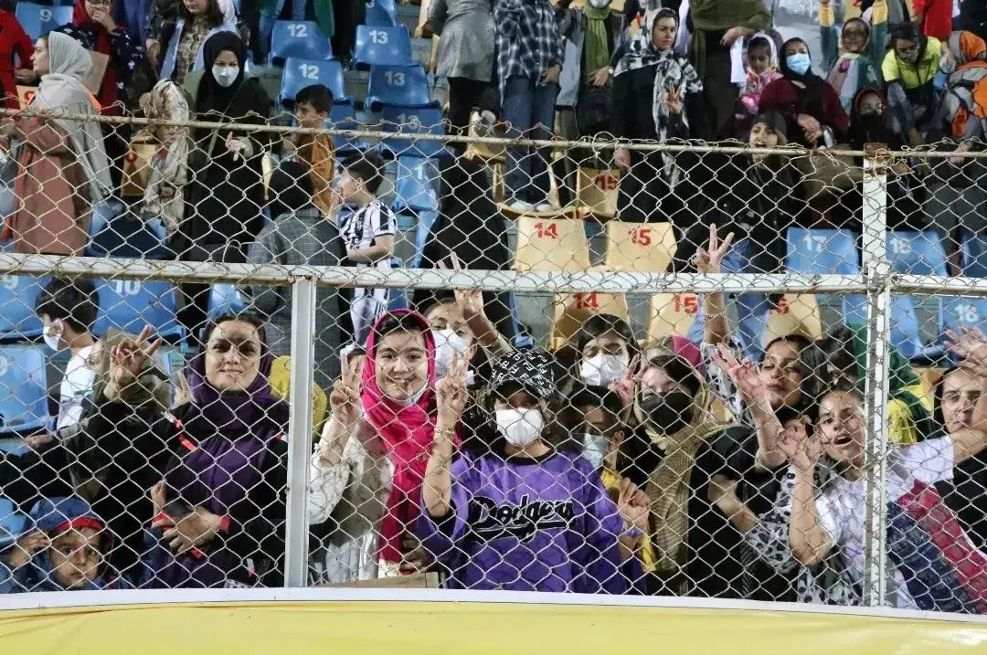 سنگ‌تمام دختران سیرجانی در ورزشگاه (عکس)