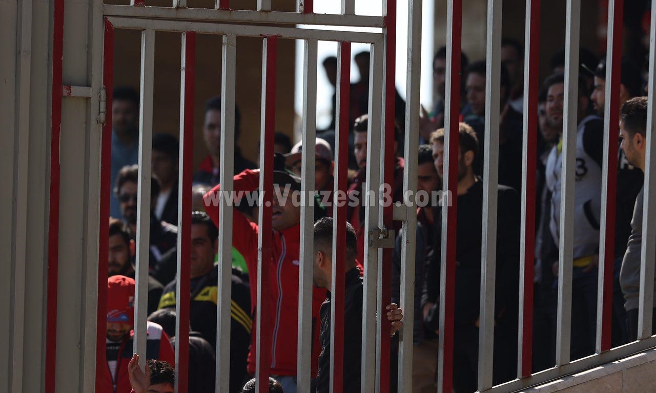 هواداران پرسپولیس علیه هواداری (عکس)