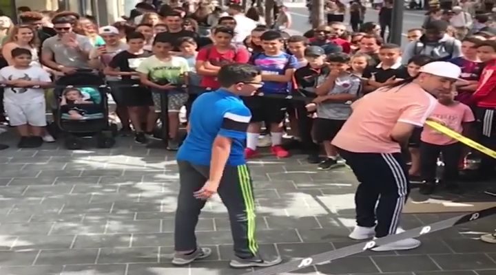 نابودی پسر نوجوان با لایی در خیابان