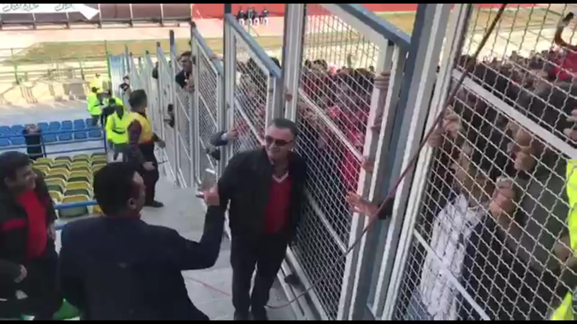 اختصاصی/ عکس یادگاری هواداران با زنوزی مالک باشگاه تراکتورسازی
