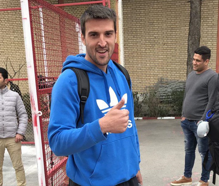 ماریو بودیمیر مهاجم کروات پرسپولیس امروز با لباس آبی در محل تمرین سرخپوشان حاضر شد که این موضوع چندان به مذاق هواداران خوش نیامد