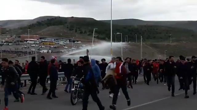 درگیری در اطراف ورزشگاه یادگار امام و حضور ماشین آبپاش برای متفرق کردن هواداران