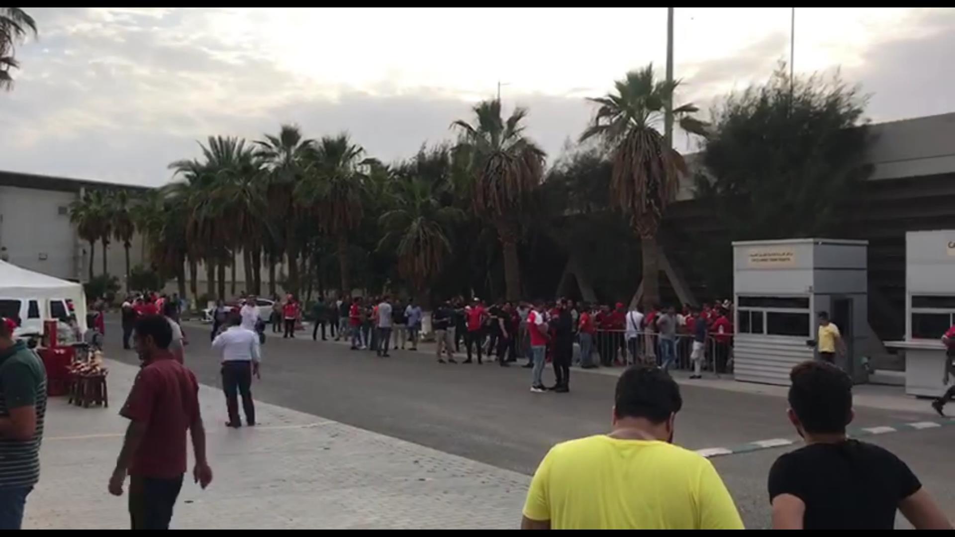 اختصاصی/ حضور هواداران پرسپولیس در اطراف ورزشگاه راشد پیش از بازی با الاهلی
