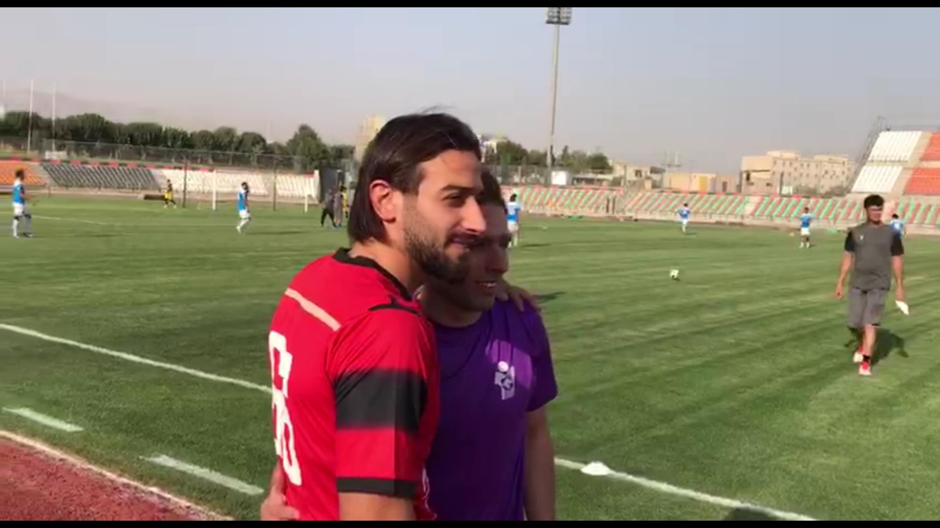 اختصاصی/ خوش و بش روح الله باقری و جابر انصاری در حاشیه بازی پیکان - شهر خودرو