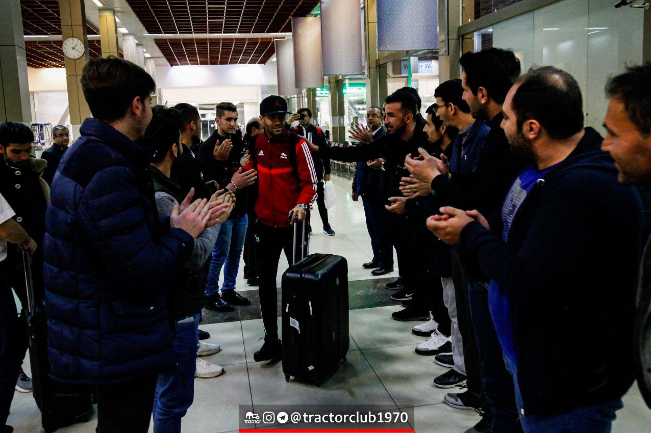 تصاویر/ استقبال نیمه شبانه پرشورها از کاروان تراکتور