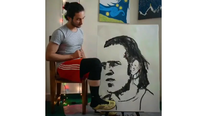 نقاشی چهره علی کریمی با استفاده از پا!