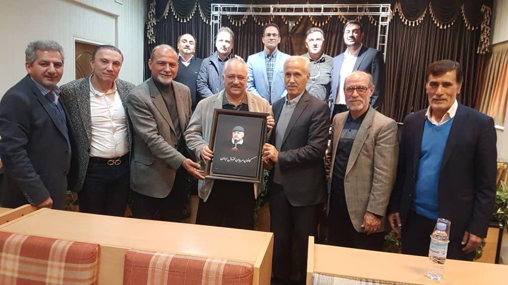 تجلیل از بهمن فروتن در نشست کانون مربیان