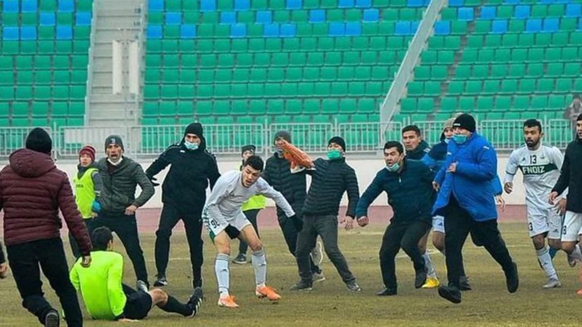 حمله خشن به داور در پلی اف لیگ ازبکستان (عکس)