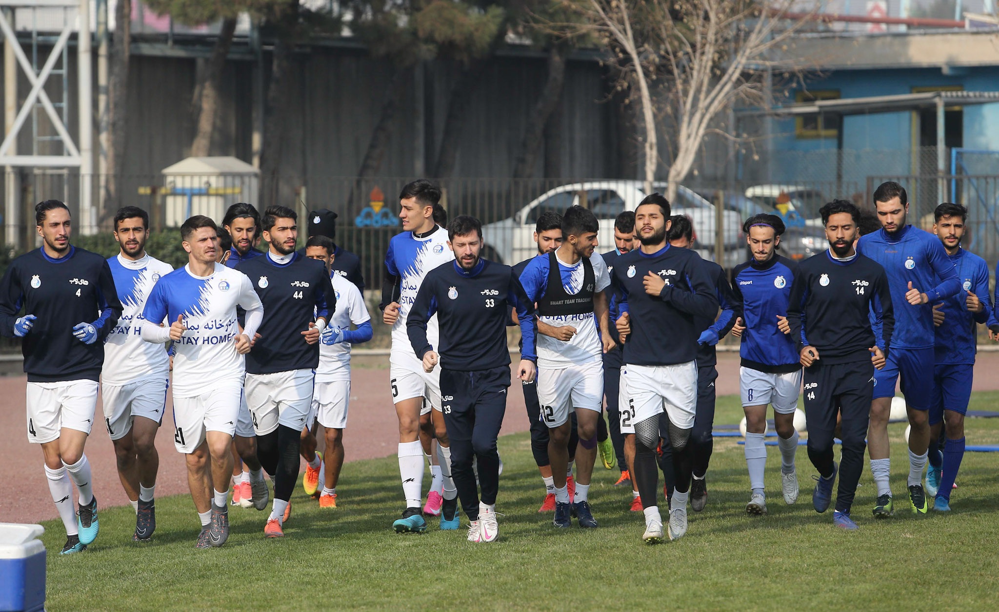 آیا استقلال همچنان مشکل لباس زمستانی دارد؟ عکسها که این را می گویند!