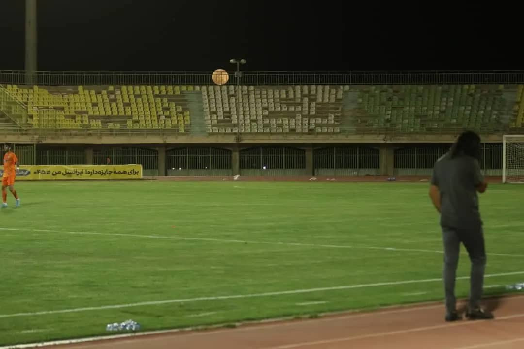 ماه به جای هواداران روی سکوهای کرمان! (عکس)