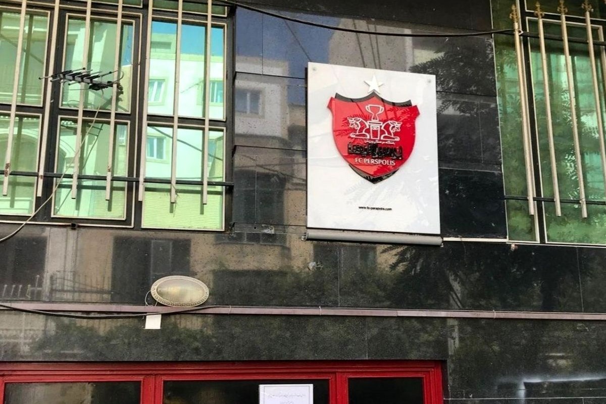 حضور مسئولین پرسپولیس در ساختمان باشگاه