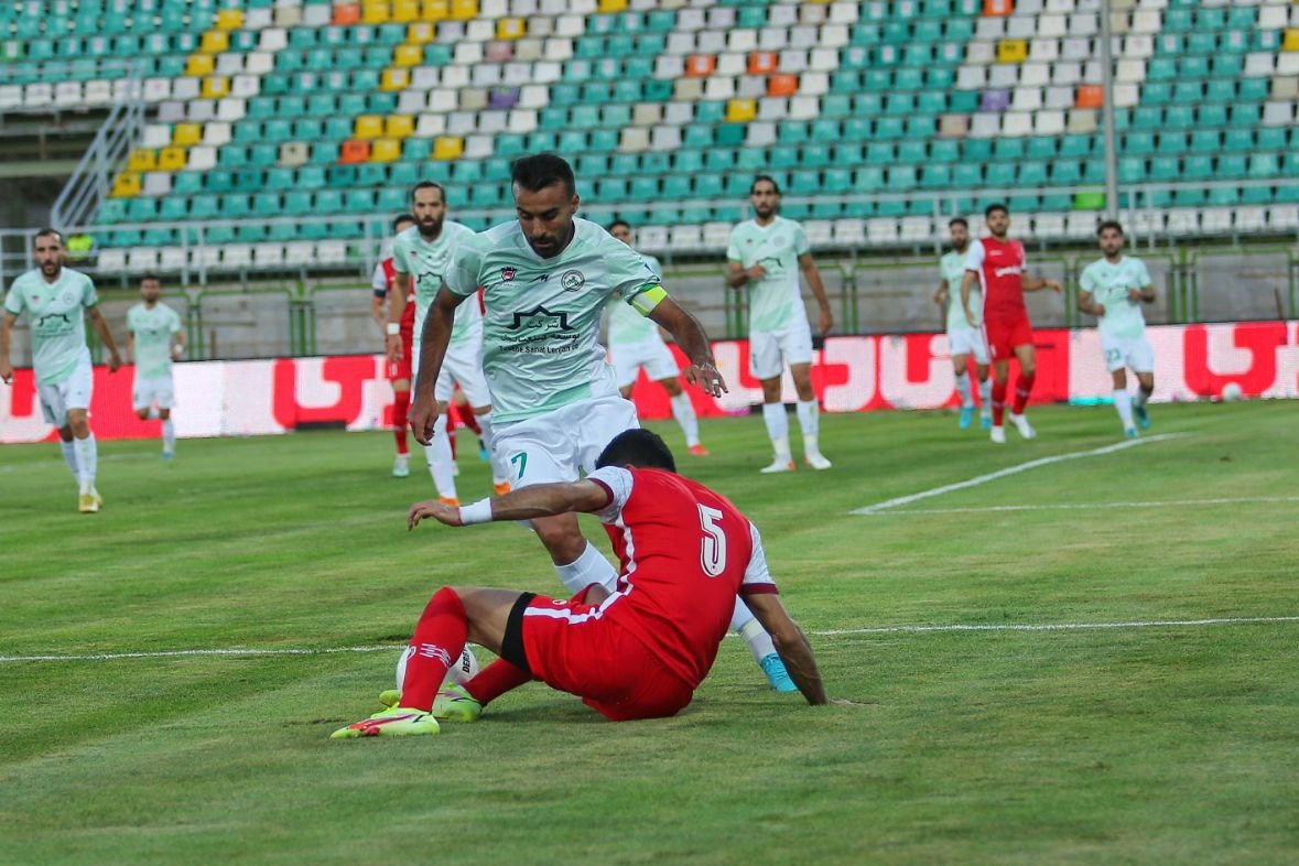 کاپیتان ذوب‌آهن: در یک صحنه توپ به دست مدافعان پرسپولیس خورد و داور باید پنالتی باید می‌گرفت