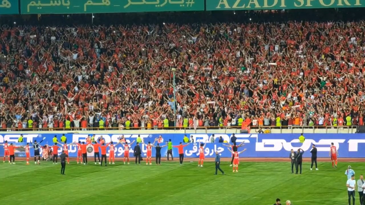 اختصاصی/ تشویق ایسلندی هواداران پرسپولیس در پایان بازی از زاویه دوربین فوتبالی