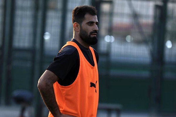 هدیه کنعانی زادگان به یک هوادار پیش از عقد قرارداد با پرسپولیس