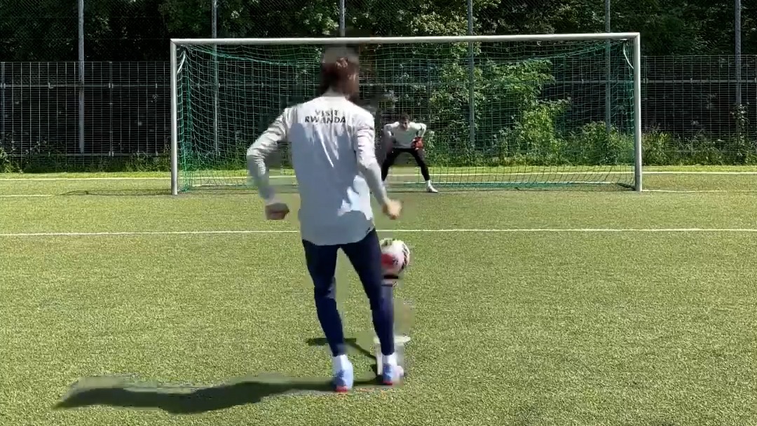 ضربات به سمت دروازه با استفاده ابزاری به نام بیل!