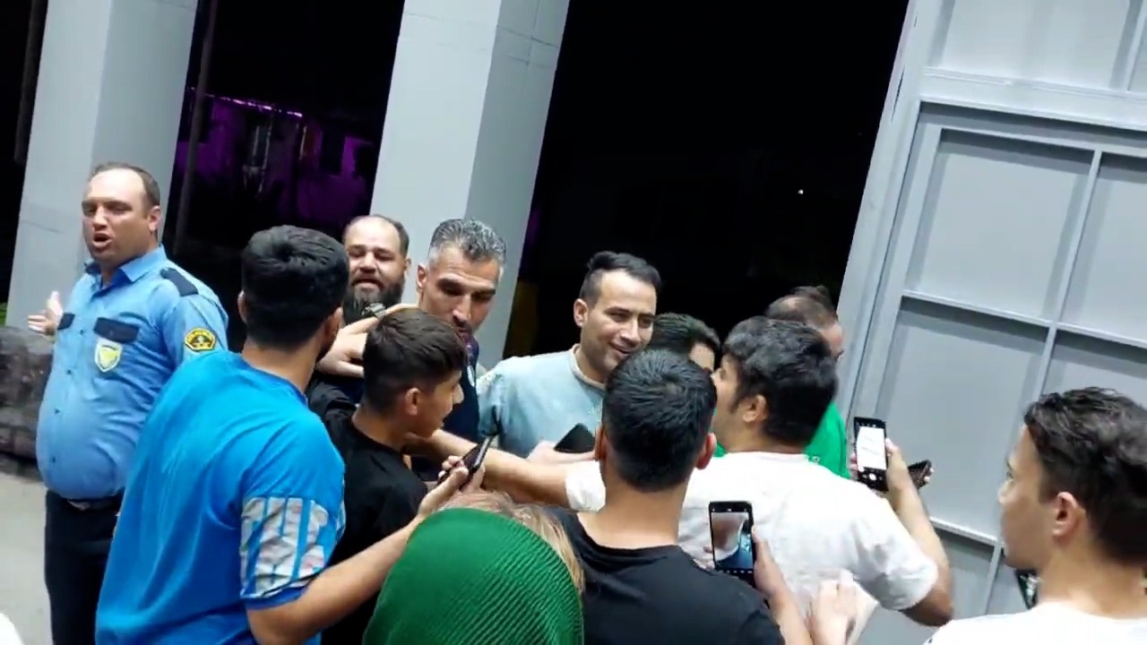 اختصاصی/ استقبال هواداران و عکس‌ یادگاری هواداران استقلال با مهدی هاشمی‌نسب