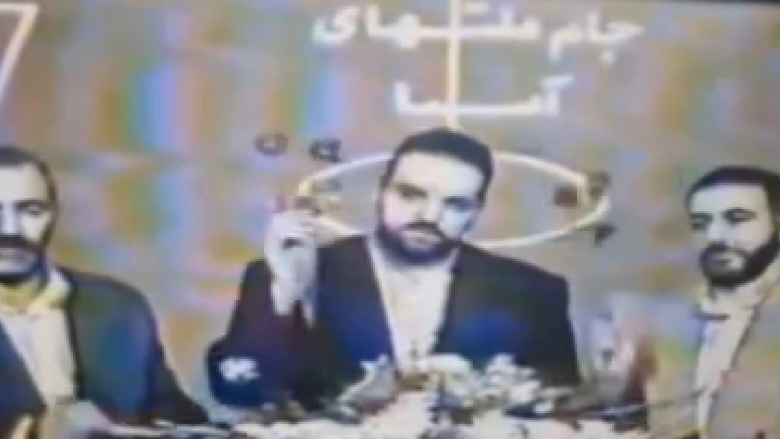 جواد خیابانی و پرتاب گل به سمت دوربین در برنامه تلویزیونی برای بازیکنان تیم ملی در جام ملتهای آسیا سال 1375