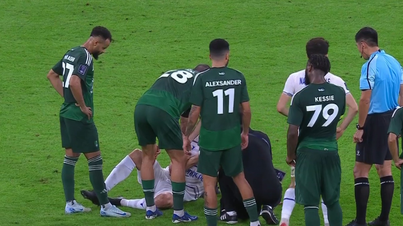 مصدومیت شدید و خونین بلانکو مهاجم استقلال با ضربه بازیکن الاهلی عربستان