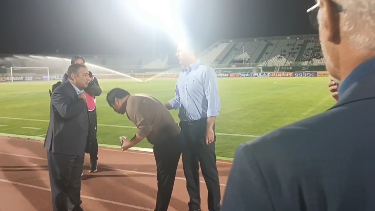 بگو مگوی خداداد عزیزی با مسئول ورزشگاه و وساطت جلال مرادی