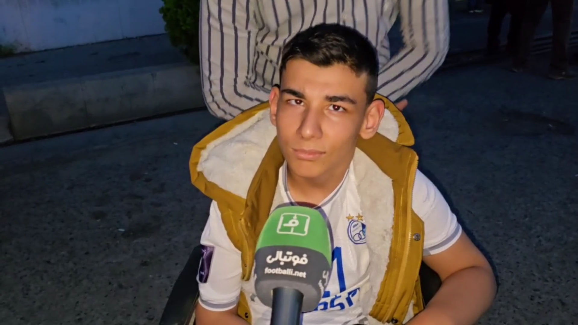 گفت‌و‌گو با هوادار استقلال در مقابل محل تمرین شاگردان مجتبی جباری