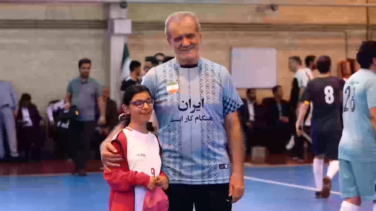دکتر پزشکیان با پیراهن شماره ۱۴ خود پا به توپ شد