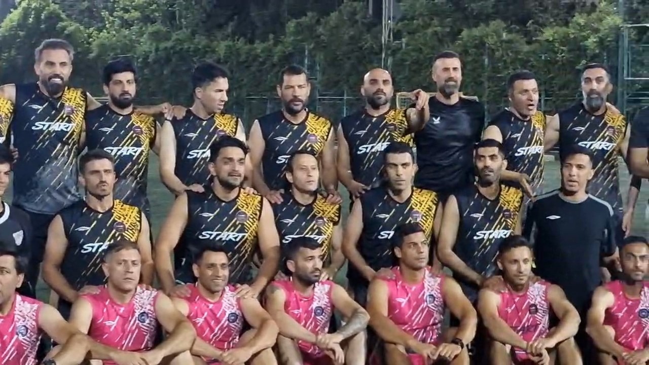 عکس یادگاری بازیکنان دهه ۶۰ قبل از تمرین امروز